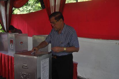 Un hombre vota en las elecciones a gobernador de Yakarta