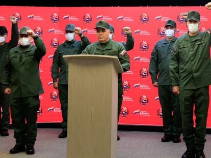 El ministro de Defensa de Venezuela, Vladimir Padrino López (c), confirmó el suceso este sábado en conferencia de prensa.