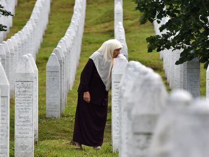 Una mujer bosnia besa la tumba de sus hijos muertos en el genocidio de Srebrenica, en el memorial de Potocari, cerca de Srebrenica, el pasado día 3.