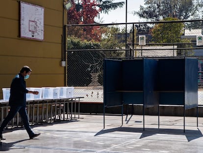 Un hombre camina en uno de los centros de votación habilitados para las elecciones de este fin de semana, en Santiago, el 12 de mayo.