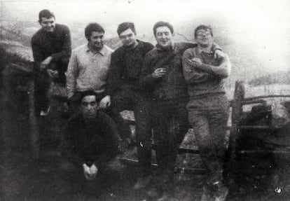 Imagen de varios de los miembros de ETA que serían juzgados en el proceso de Burgos de diciembre de 1970, en una foto de 1968, en el Biltzar Ttipia De Dima (Vizcaya), cuando se encontraban en la clandestinidad. De izquierda a derecha de pie: Xabier Izko de la Iglesia "Txikerra", Mikel Etxeberria "Makagüen", Mario Onaindia, Gregorio López Irasuegi "Javi", Eduardo Uriarte "Teo", y, agachado, Jon Etxabe.