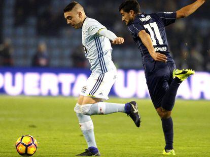 Iago Aspas disputa la pelota a Chory Castro durante el partido entre Celta y Málaga