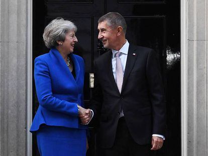 La primera ministra de Reino Unido, Theresa May, recibe a su homólogo checo, Andrej Babis, este miércoles en el 10 de Downing Street