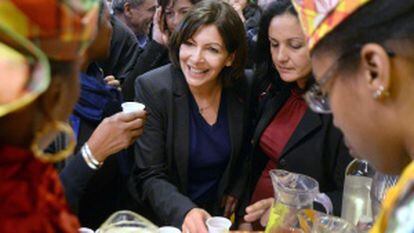 La socialista Anne Hidalgo de visita el lunes en una feria de agricultura en París.