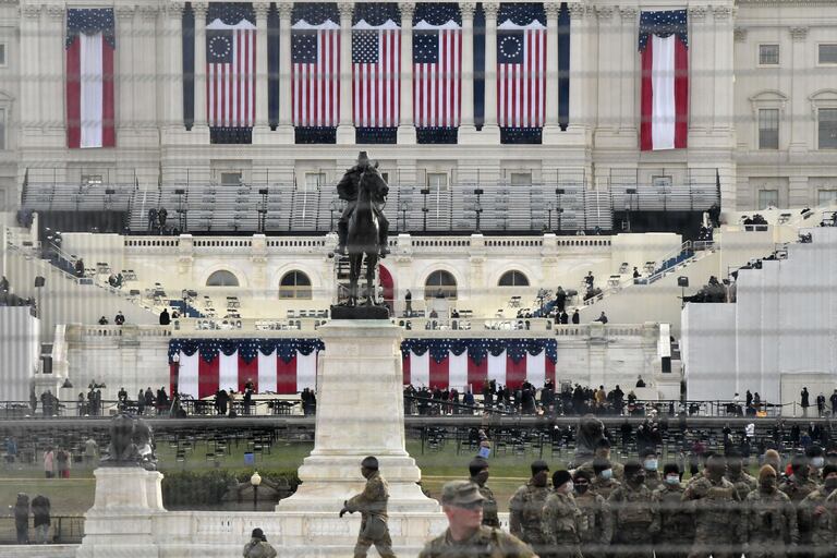 Miembros de la Guardia Nacional se reúnen cerca del Capitolio de los EE. UU. Antes de la toma de posesión del presidente electo de EE. UU. Joe Biden y la vicepresidenta electa Kamala Harris el 20 de enero de 2021 en Washington, DC.