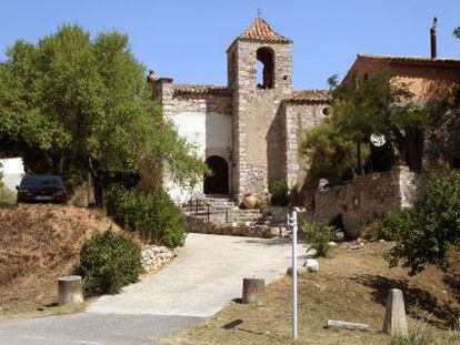 La iglesia de Sant Jaume, junto a la vinater&iacute;a, en el pueblo de Esblada.