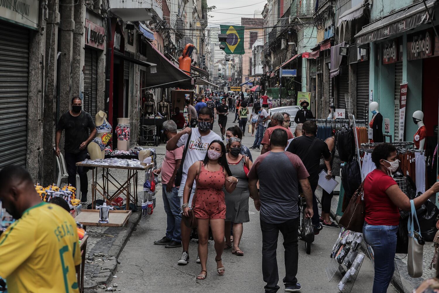 Decenas de personas caminan en junio pasado por el centro comercial de Saara en Río de Janeiro. el segundo Estado de Brasil más afectado por la pandemia.