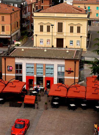 Auditorio de Enzo Ferrari y un restaurante en el corazón de la ciudad de Maranello