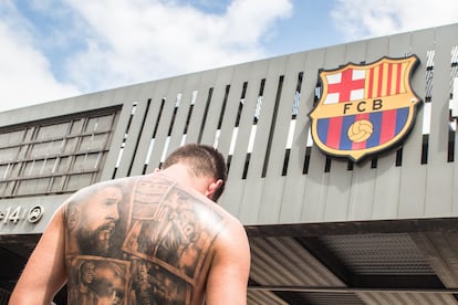 Un fan con un tatuaje de Messi, frente al Camp Nou, este domingo.