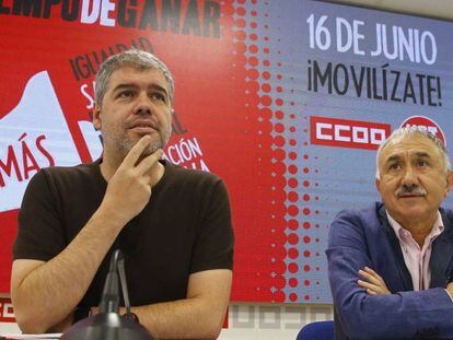 Los secretarios generales de UGT y CC OO, Pepe Álvarez (d) y Unai Sordo, durante la rueda de prensa de este martes.