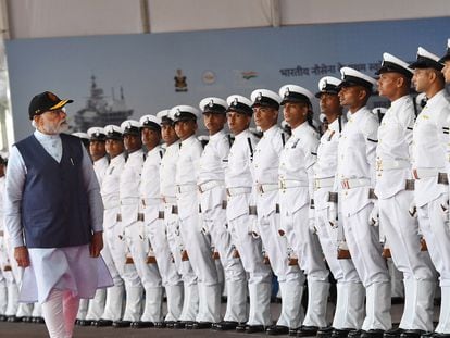 Narendra Modi pasaba revista el día 2 a las tropas durante su visita al primer portaaviones indio, en una imagen de la Oficina de Prensa India.