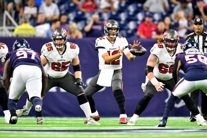 Tom Brady (en primer término), 'quarterback' de los Tampa Bay Buccaneers, durante el primer tiempo del partido disputado este agosto contra los Houston Texans.