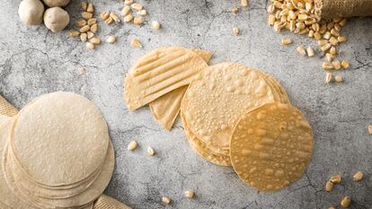 De izquierda a derecha: tortillas, tostadas y masa de maíz de México nixtamalizado en España, en una fotografía cedida por Tortillería del Río.