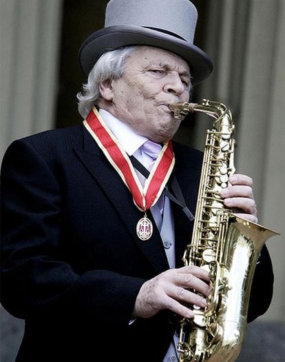 El saxofonista John Dankworth el día que recibió el título de Sir