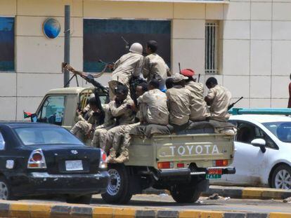 Miembras de las fuerzas de seguridad sudanesas, el jueves en Jartum. 
