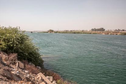 Vista del río Éufrates cerca de Menbij. La población de la zona considera el río una fuente de vida.