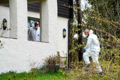 La policía investiga el domicilio familiar de Tom Hagen y Anne-Elisabeth Hagen, en Loreskog, Noruega, el pasado abril. 