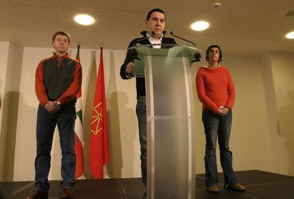 Arnaldo Otegi , Rufi Etxeberria y Olatz Dañobeitia en el Hotel Hersperia-San Sebastian, el 8 de enero de 2007, en la que Otegi pide a ETA el alto el fuego, tras el atentado en el Aeropuerto de T4 de Barajas (Madrid).
