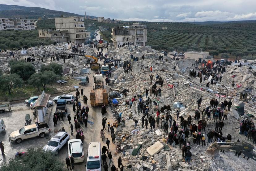 Equipos de rescate, dotados de maquinaria pesada, buscan víctimas entre los escombros de varios edificios derruidos en Idlib, Siria. 