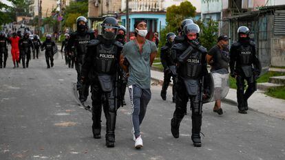 Un hombre era detenido en Arroyo de Naranjo (La Habana) el lunes, durante las protestas contra el régimen cubano. 