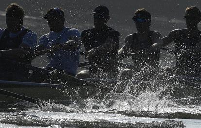 El equipo de la regata de la Universidad de Oxford se entrena en el río Támesis antes de la carrera de este año en Londres, Reino Unido.