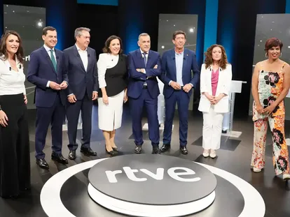 Los seis principales candidatos a la presidencia de la Junta de Andalucía y, en el centro, los dos presentadores del debate en RTVE el pasado día 6 en Sevilla.