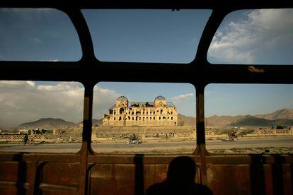 Vista del estado actual del Palacio de Darul Aman, en Kabul, destruído durante la guerra civil de 1992.