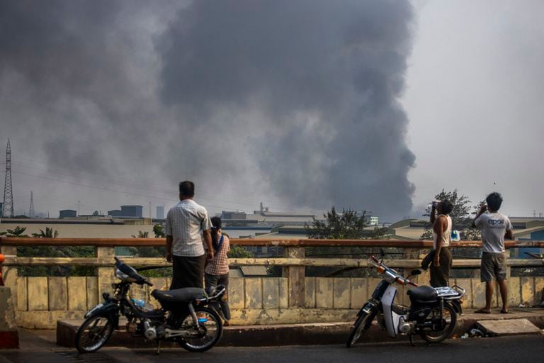 Una columna de humo se eleva este domingo desde la zona industrial de Hlaing Thar Yar en Yangon, la capital birmana.