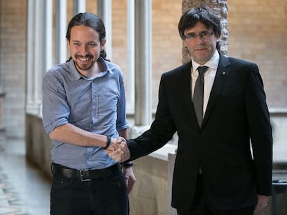 Iglesias i Puigdemont se saluden abans de la reunió.