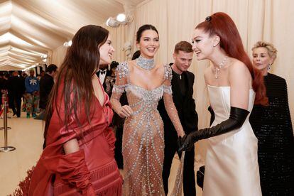 Rosalía, con Kendall Jenner y Gigi Hadid en la Gala Met.