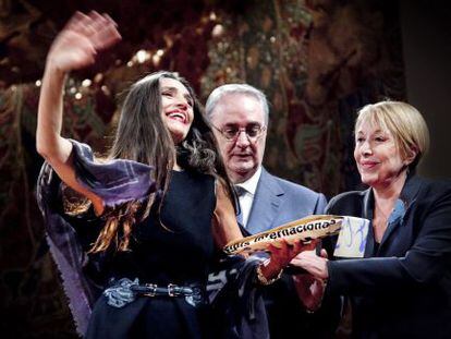 &Aacute;ngela Molina recibe su premio de manos de Rosa Mar&iacute;a Sard&aacute; y Jordi Pint&oacute;. 