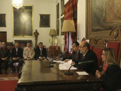 El vicerrector del Parque Tecnológico de Ciencias de la Salud, Ignacio Molina Pineda de las Infantas; el decano de la Facultad de Ciencias de la Salud, Antonio Muñoz Vinuesa; y la presidenta del Congreso, la catedrática de Enfermería de la Universidad de Granada María José Aguilar Cordero durante el acto de presentación.