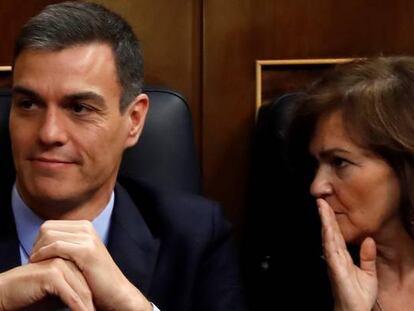 El presidente del Gobierno en funciones, Pedro Sánchez, y la vicepresidenta en funciones, Carmen Calvo. 