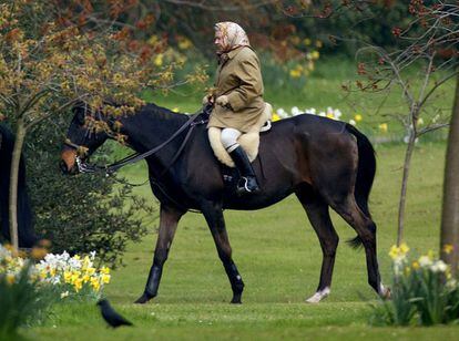 La hípica es una de las aficiones públicas de la reina de Inglaterra. En la imagen, Isabel II monta a caballo por los alrededores del castillo de Windsor, el 2 de abril de 2002, dos días después del fallecimiento de su madre, a la edad de 101 años.