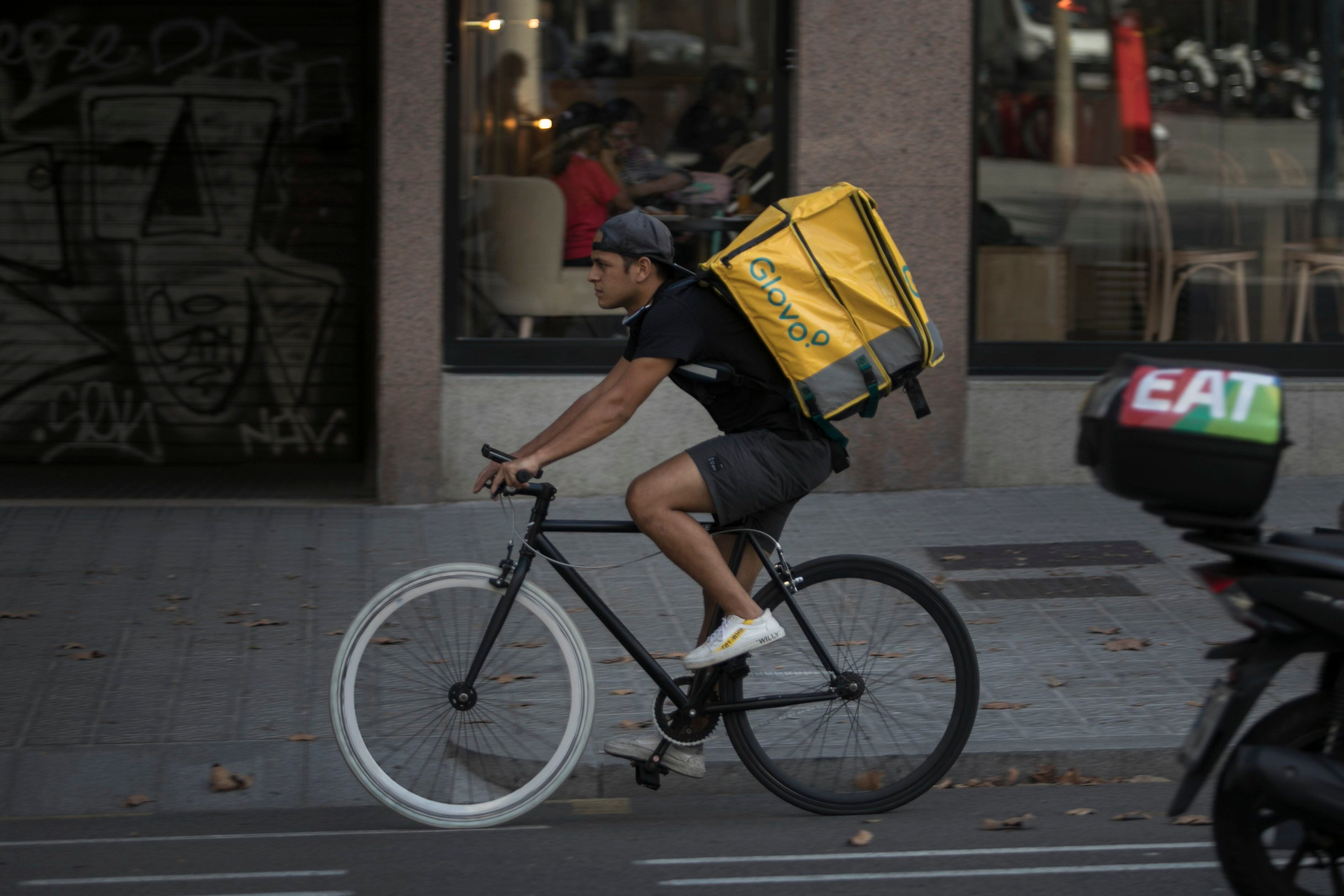 Un 'rider' circula por el centro de Barcelona, este miércoles. 