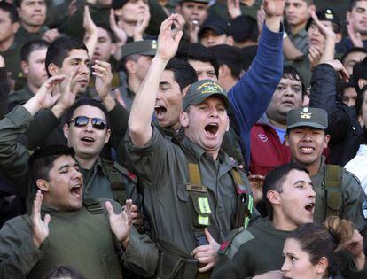 Oficiales argentinos se manifiestan frente a la sede de la Gerdarmer&iacute;a en Buenos Aires.