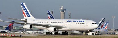 Foto de archivo de un Airbus A340 de la aerolínea Air France en el aeropuerto de Charles de Gaulle.