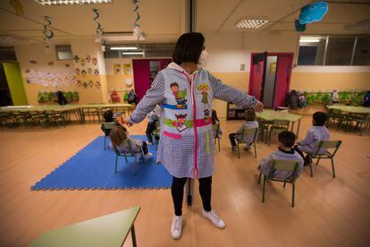 Una maestra atiende a la vez dos aulas en el Colegio de Jesús del barrio de Barajas, en Madrid. 
