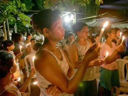 Familiares y vecinos del conductor filipino participaron ayer en una vigilia para pedir su liberación.