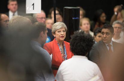 Los conservadores de la primera ministra británica, Theresa May, han perdido la mayoría absoluta, según el recuento oficial de votos de las elecciones generales del jueves en el Reino Unido. En la imagen, Theresa May, líder del Partido Conservador, a su llegada al centro de votaciones en Maidenhead.