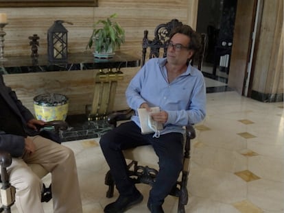 Mauricio Vicent (derecha) conversa con el escritor Leonardo Padura, en La Habana.