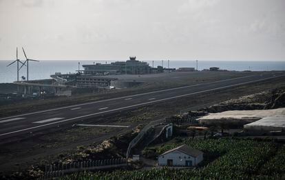 Imagen del aeropuerto de La Palma, cuando tuvo que ser cerrado por la ceniza del volcán de Cumbre Vieja a principios de noviembre.