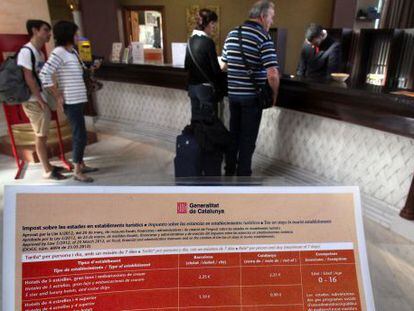 Un impreso advierte de las condiciones de la tasa de pernoctación turística en el hotel Palas Pineda de Vila-seca.