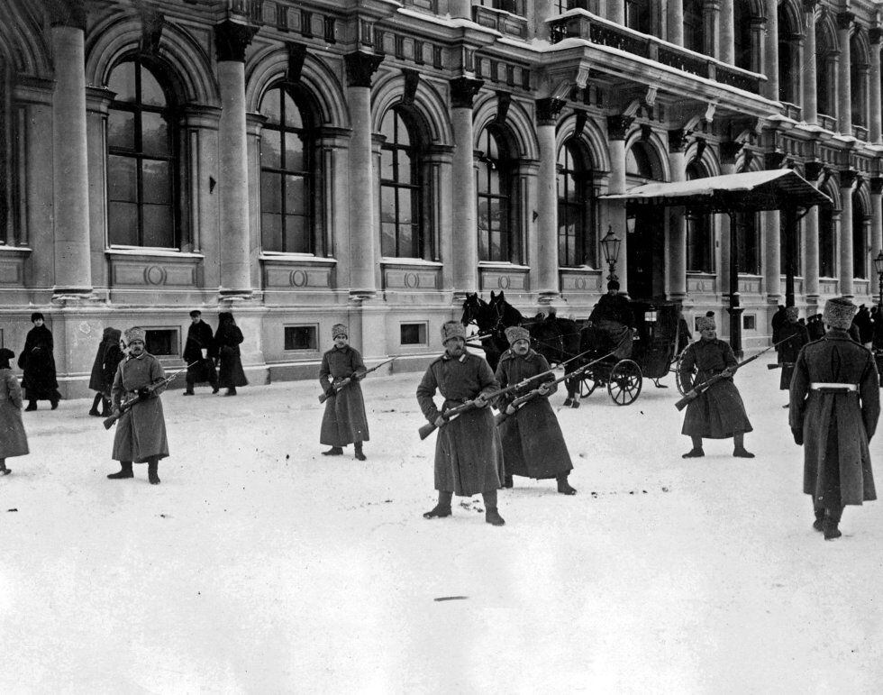 Soldados frente al Palacio de Invierno en Petrogrado (San Petersburgo) durante la Revolución Rusa en 1917.