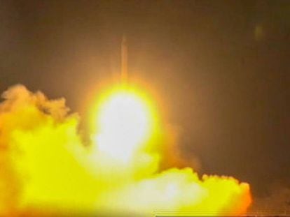 Captura de vídeo de la agencia estatal de noticias Iran Press que muestra el lanzamiento de un cohete contra la base militar estadounidense en Irak.