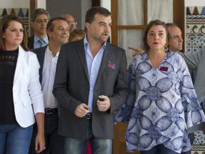 El coordinador regional de IU, Antonio Ma&iacute;llo, en el centro, con los diputados de IU.