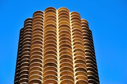 Chicago se hizo famosa por sus rascacielos a la fuerza. Un devastador incendio en 1871 obligó a redefenir la arquitectura de la ciudad, concediendo espacio a las revolucionarias ideas de arquitectos como Daniel Burnham, Louis Sullivan o Frank Lloyd Wrigth. Entre los rascacielos más importantes de su 'skyline' están la Willis Tower, el 360º Chicago, la Tribune Tower o el complejo Marina City, con sus torres en forma de mazorca (en la foto).