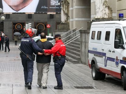 Agentes de la Ertzaintza acompañan a un detenido en Bilbao, en una imagen de archivo.