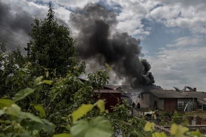 Una humareda tras un bombardeo de las fuerzas del Kremlin, este lunes en Vovchansk.
