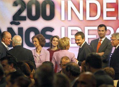 Inauguración de las conmemoraciones con los Reyes de España, los príncipes de Asturias, José Luis Rodríguez Zapatero y Felipe González.